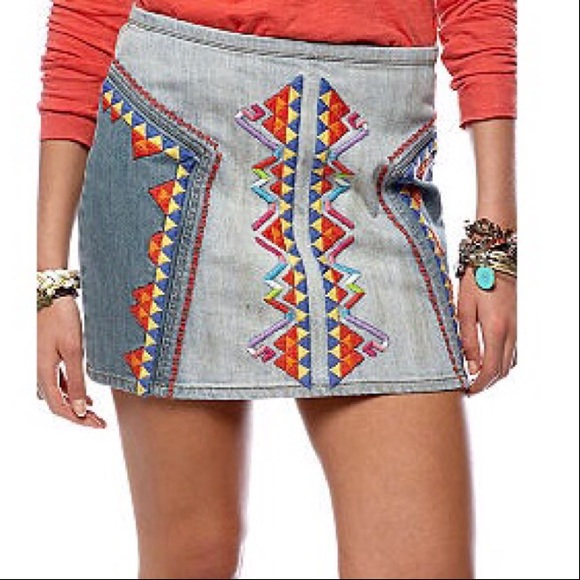Free People Dresses & Skirts - Free People Aztec Embroidered Denim Skirt (Size 4)